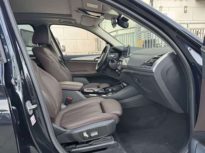 BMW iX3, 2023 — фото 7 из 9