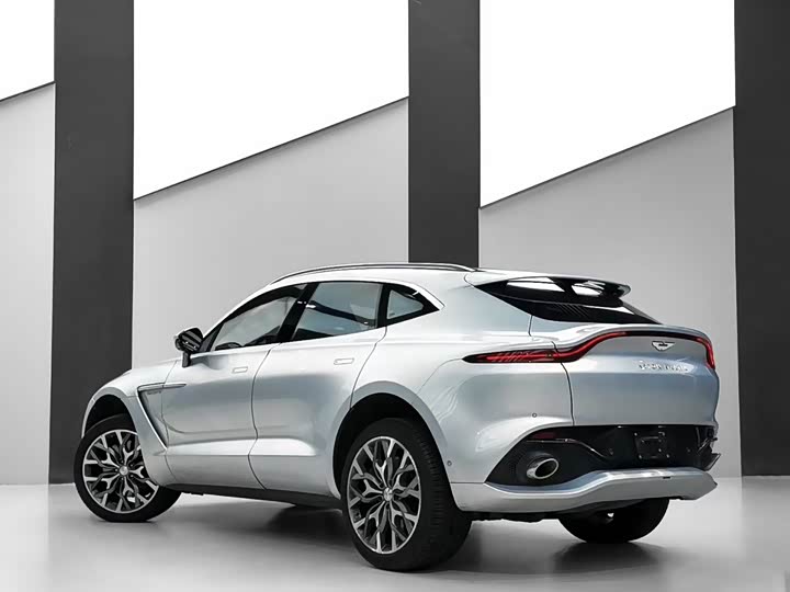 Aston Martin DBX, 2023 — фото 5 из 9