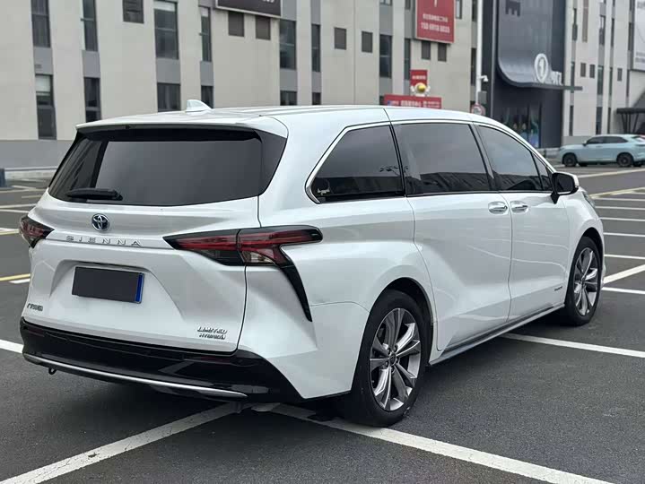 Toyota Sienna, 2023 — фото 9 из 9