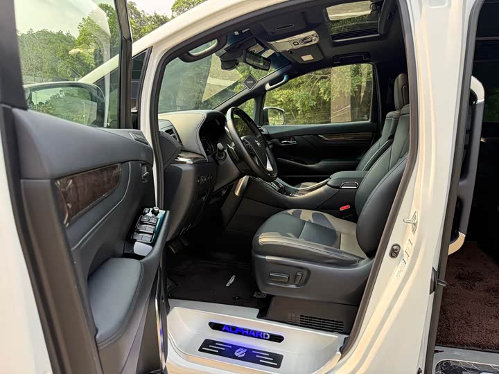 Toyota Alphard, 2023 — фото 4 из 9