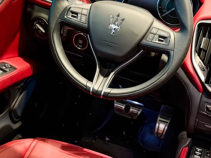 Maserati Ghibli, 2023 — фото 7 из 9