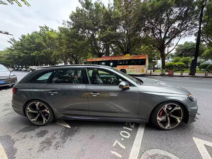Audi RS 4, 2023 — фото 3 из 5