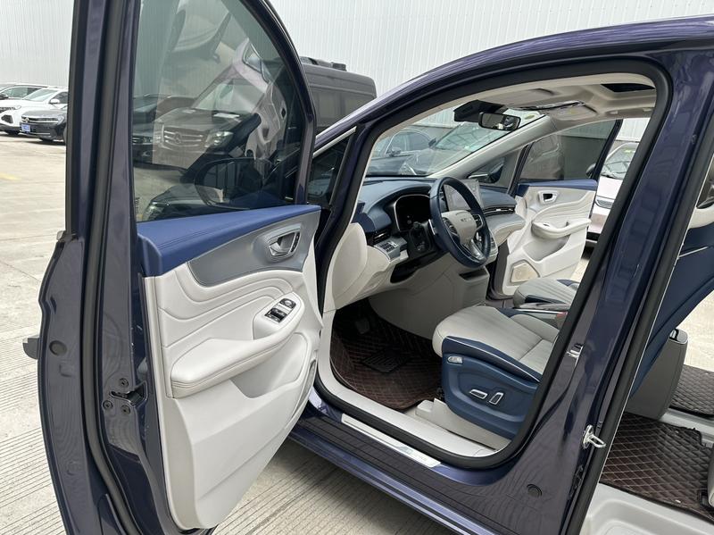 Roewe iMax 8, 2022 — фото 9 из 11