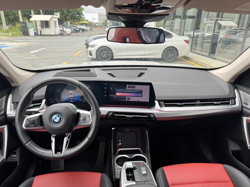 BMW iX1, 2025 — фото 8 из 12
