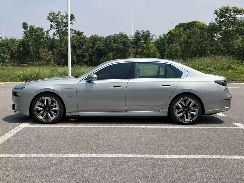 BMW i7, 2024 — фото 2 из 9