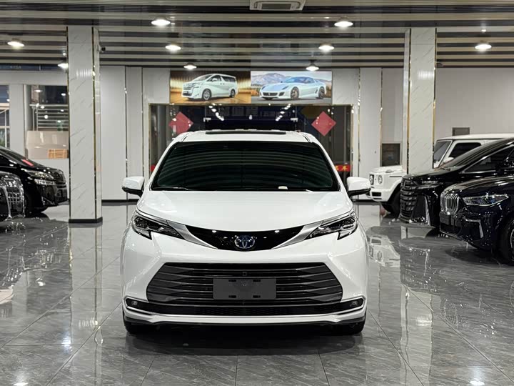 Toyota Sienna, 2023 — фото 2 из 9