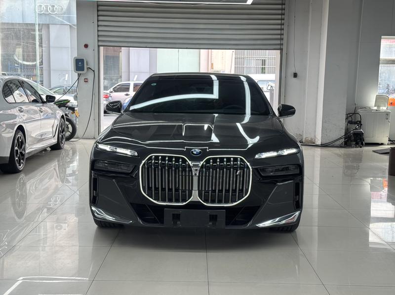 BMW i7, 2025 — фото 2 из 12