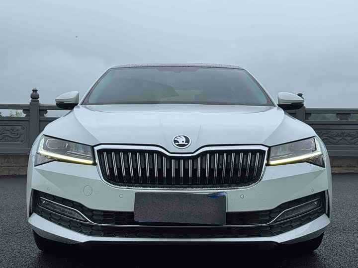 Skoda Superb, 2023 — фото 2 из 9