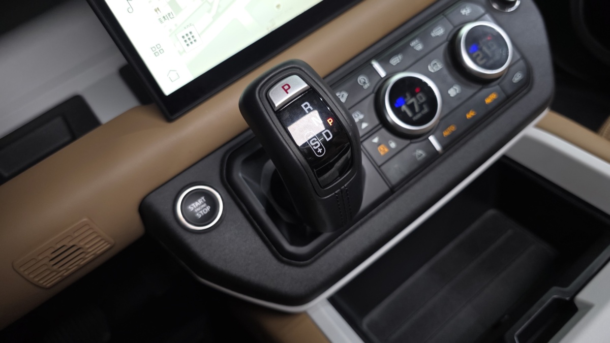 Land Rover Defender, 2025 — фото 9 из 12