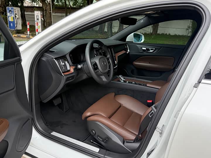 Volvo S60, 2024 — фото 4 из 9