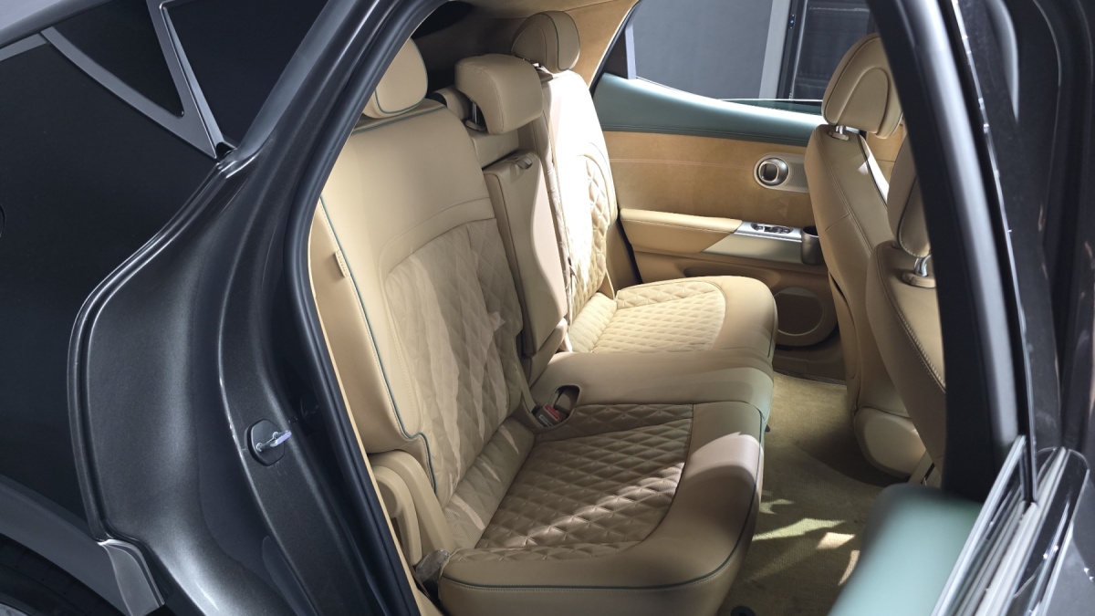 Genesis GV60, 2023 — фото 11 из 12