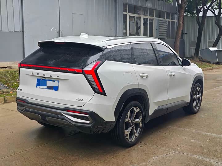 Geely Atlas L, 2023 — фото 6 из 9