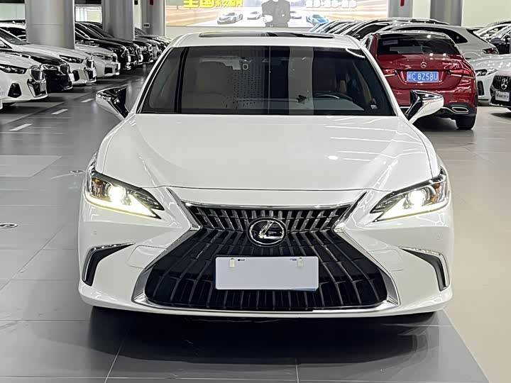 Lexus ES, 2023 — фото 2 из 9
