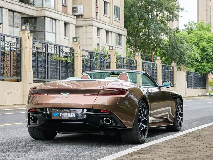 Aston Martin DB12, 2025 — фото 9 из 9