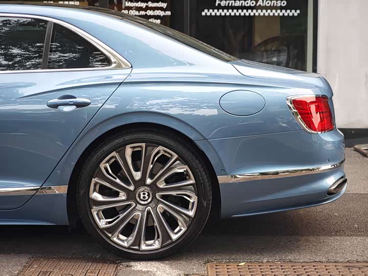 Bentley Flying Spur Hybrid, 2025 — фото 5 из 9
