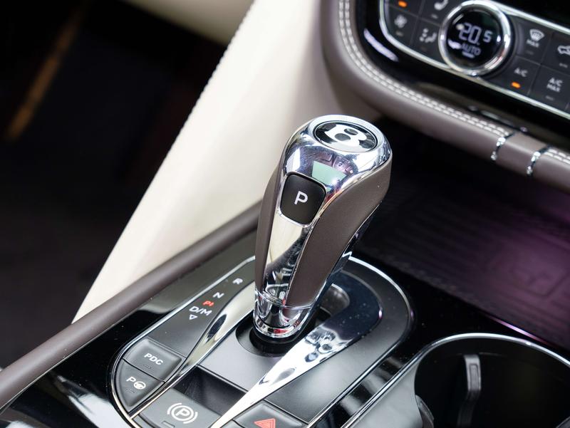 Bentley Bentayga Hybrid, 2021 — фото 8 из 11