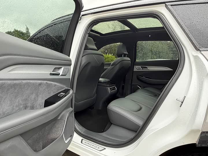 BAIC Arcfox Alpha T, 2023 — фото 5 из 9