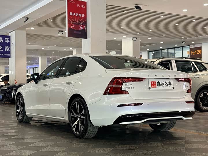 Volvo S60, 2024 — фото 4 из 9