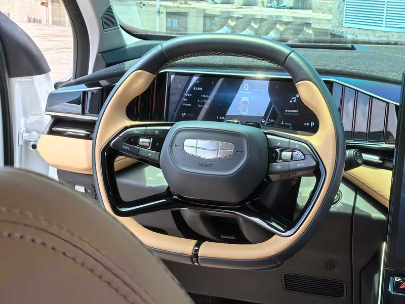 Geely Atlas L, 2023 — фото 10 из 12