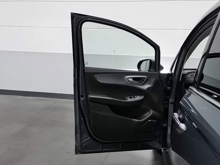 Roewe iMax 8, 2025 — фото 8 из 9