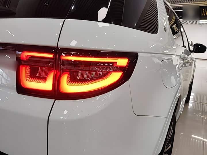 Land Rover Discovery Sport Hybrid, 2023 — фото 8 из 9