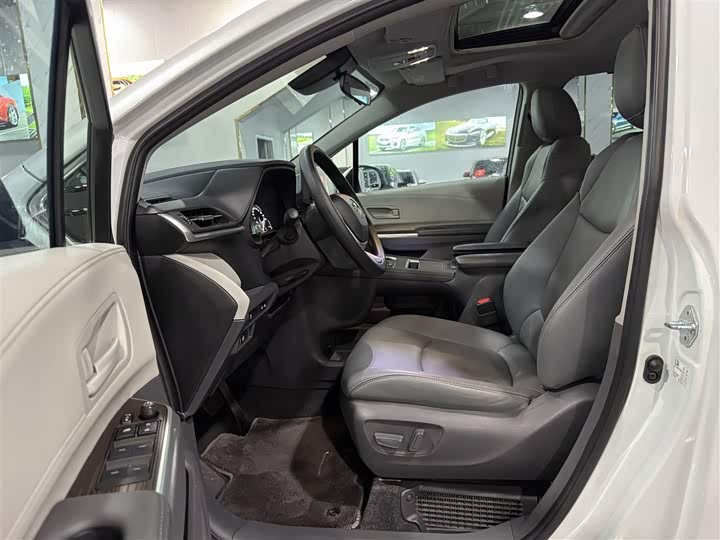 Toyota Sienna, 2023 — фото 4 из 9