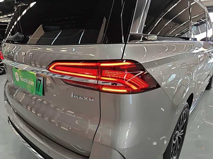 Roewe iMax 8 EV, 2024 — фото 8 из 9