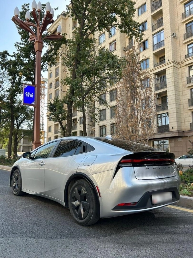 Toyota Prius, 2024 — фото 3 из 5