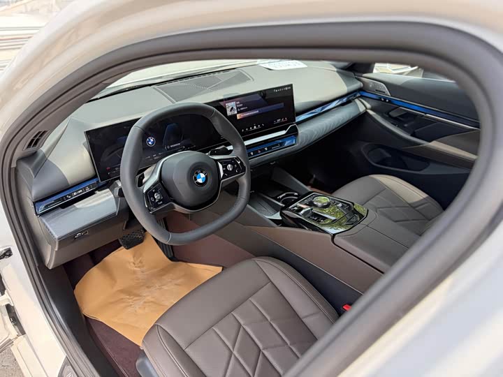 BMW 5 Series, 2024 — фото 8 из 9
