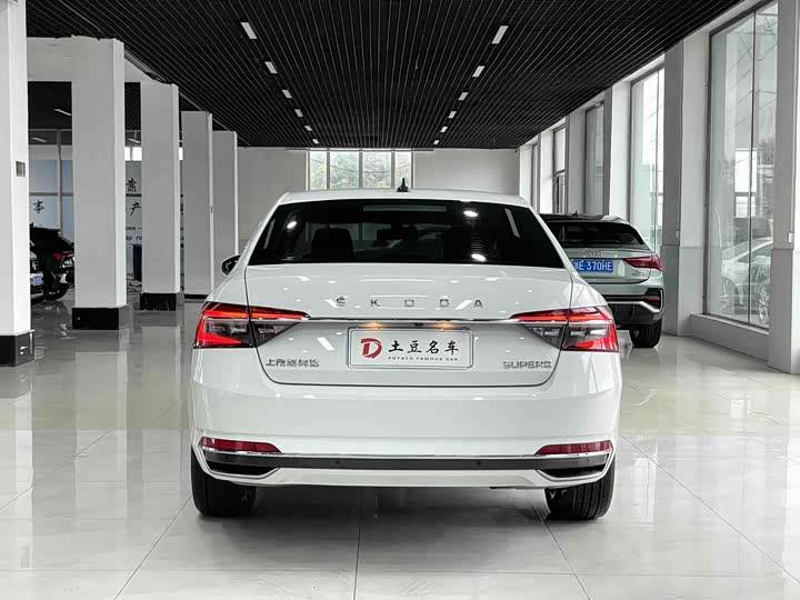 Skoda Superb, 2023 — фото 5 из 9