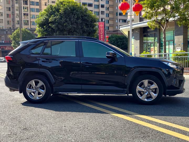Toyota RAV4, 2021 — фото 7 из 9