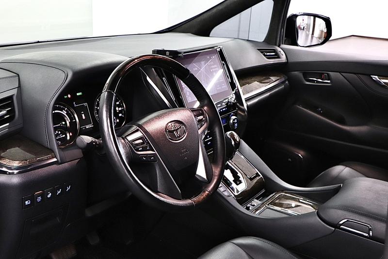 Toyota Vellfire, 2021 — фото 10 из 12
