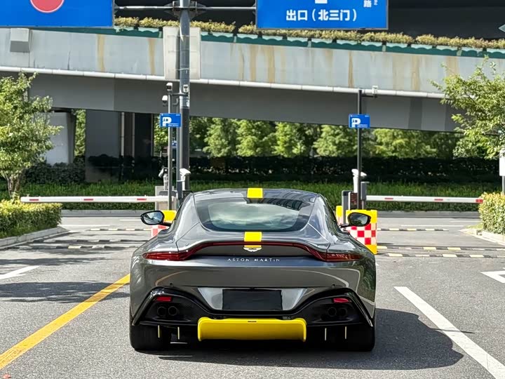 Aston Martin V8 Vantage, 2022 — фото 8 из 9