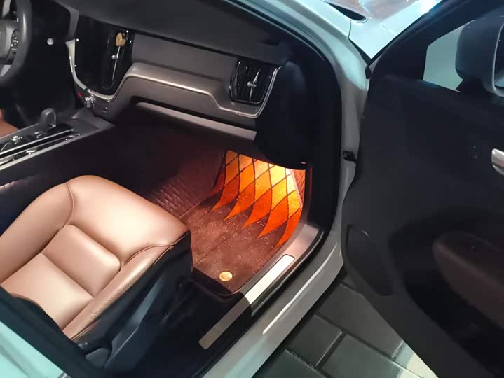Volvo XC60, 2023 — фото 8 из 9