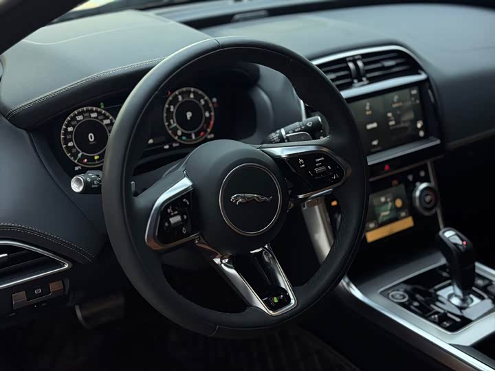 Jaguar XE L, 2023 — фото 8 из 9