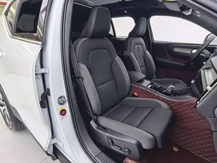 Volvo XC40, 2023 — фото 7 из 9