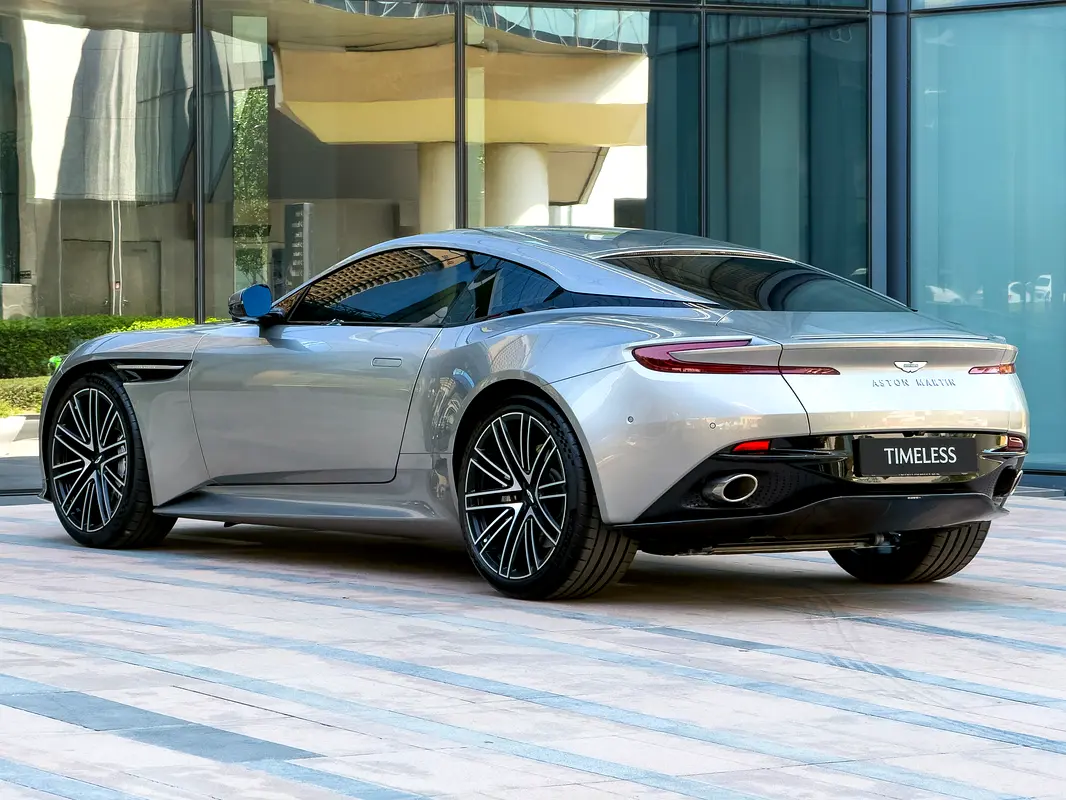 Aston Martin DB12, 2024 — фото 2 из 10
