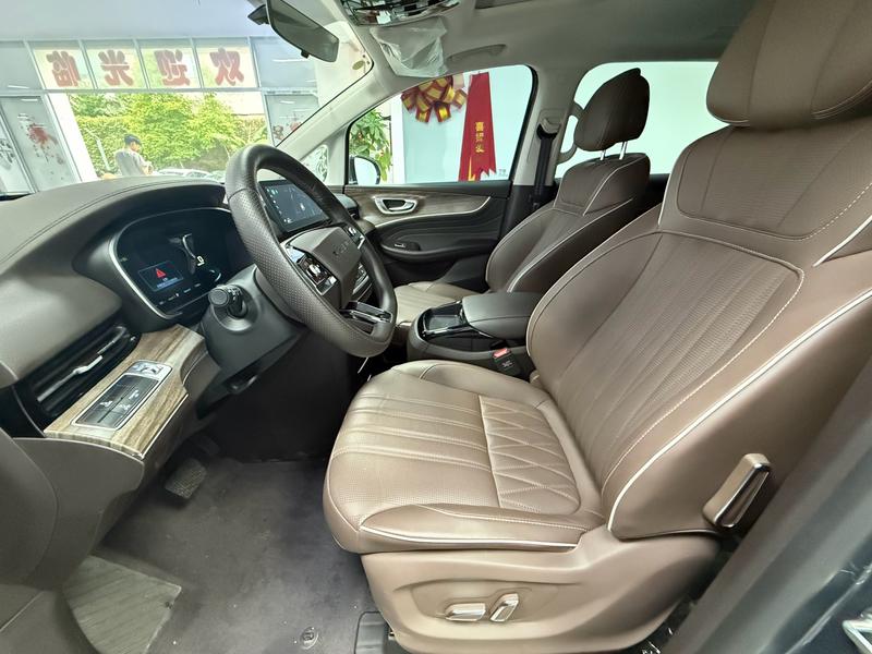 Roewe iMax 8 EV, 2025 — фото 8 из 10