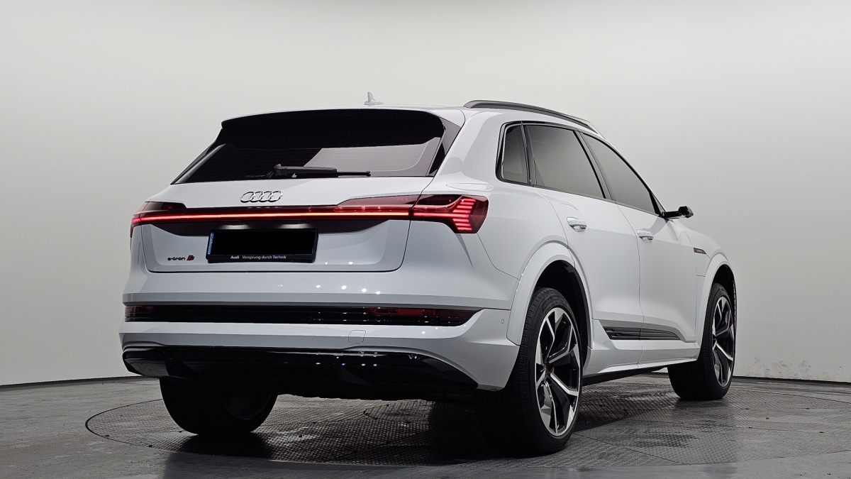 Audi e-tron, 2022 — фото 2 из 12