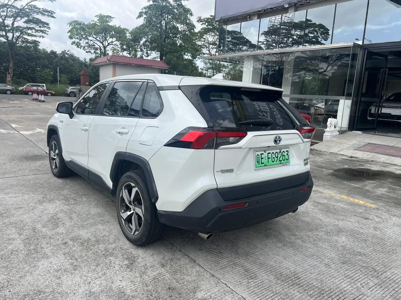 Toyota RAV4 Hybrid, 2022 — фото 5 из 10