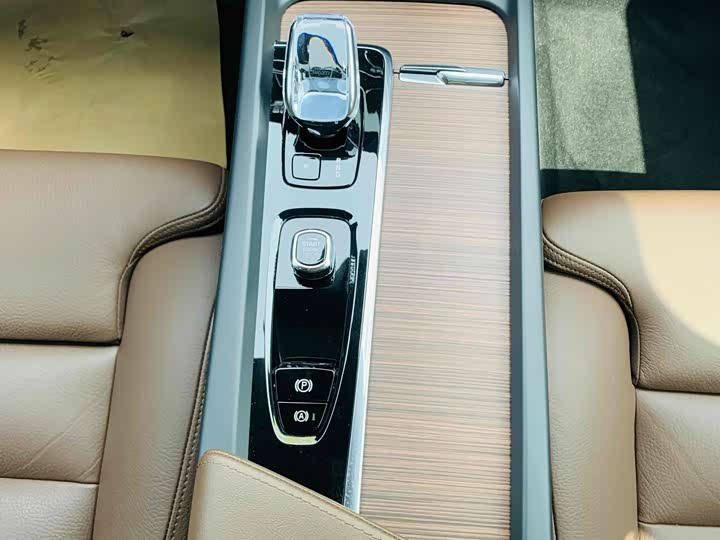 Volvo XC60 Hybrid, 2023 — фото 8 из 9