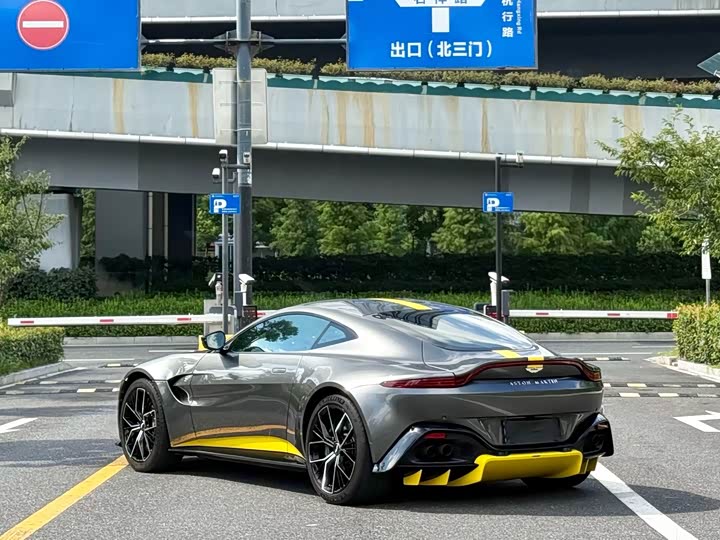 Aston Martin V8 Vantage, 2022 — фото 9 из 9