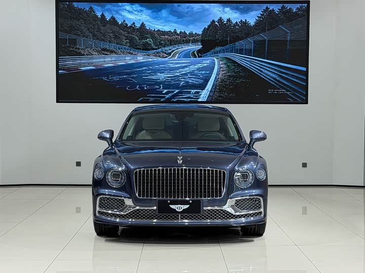 Bentley Flying Spur Hybrid, 2022 — фото 2 из 9