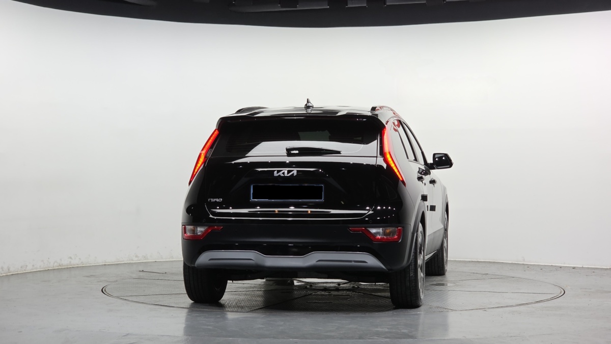 Kia Niro, 2023 — фото 4 из 12