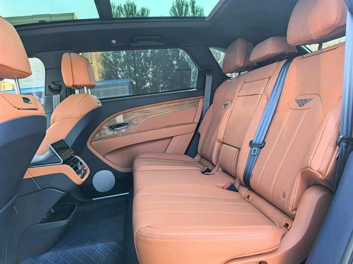 Bentley Bentayga, 2024 — фото 8 из 9
