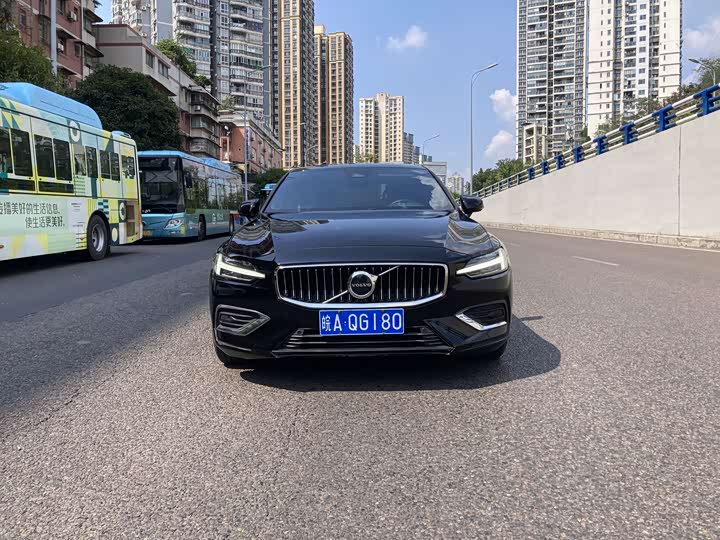 Volvo S60, 2024 — фото 2 из 9