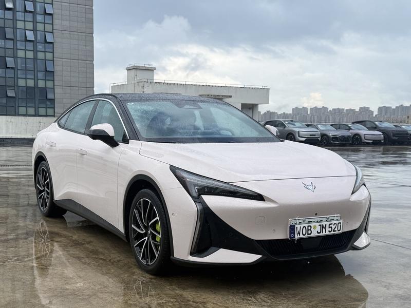 BAIC Arcfox Alpha S5, 2025 — фото 3 из 12
