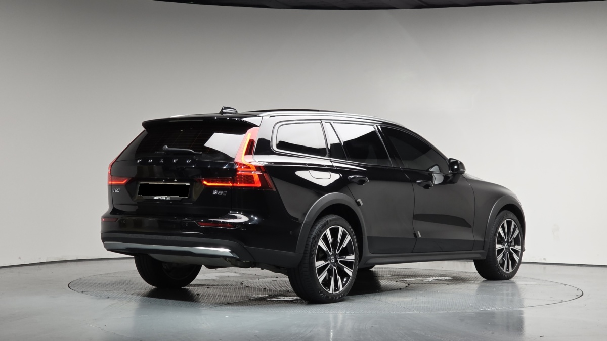 Volvo V60, 2023 — фото 2 из 12