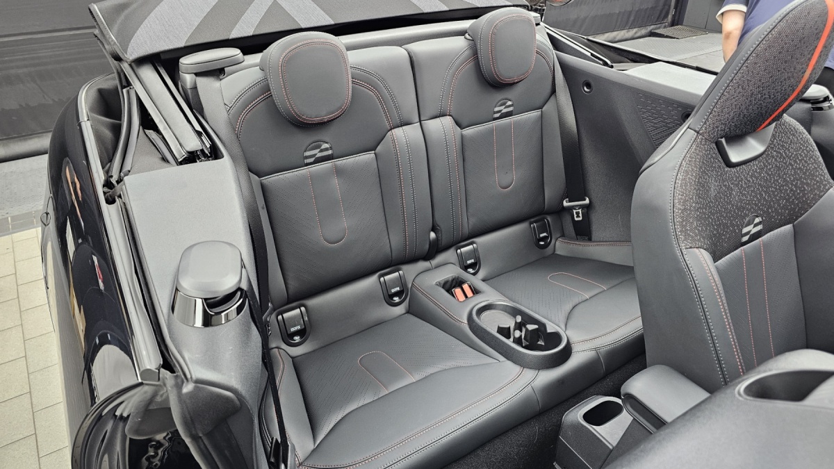 Mini Cooper Convertible, 2025 — фото 11 из 12