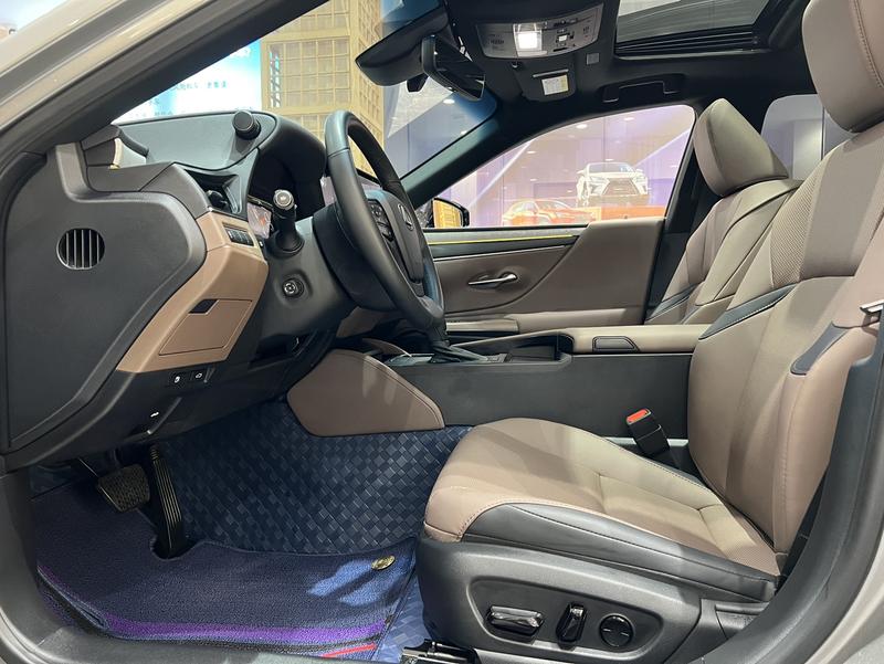 Lexus ES, 2025 — фото 10 из 12